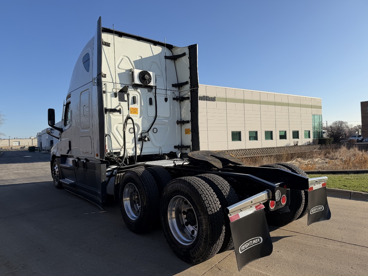 2022 Freightliner Cascadia - image 6