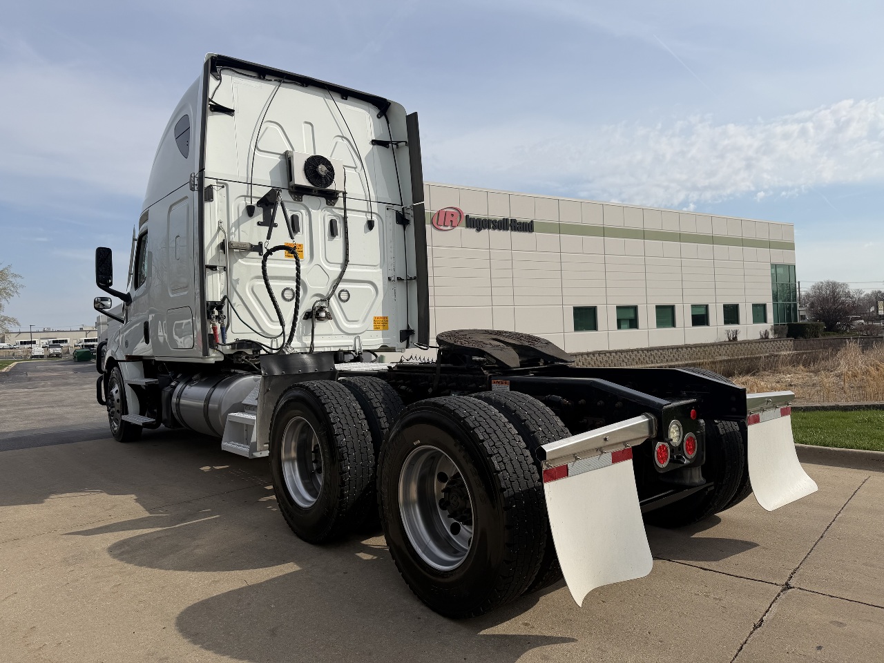 2023 Freightliner Cascadia - image 7