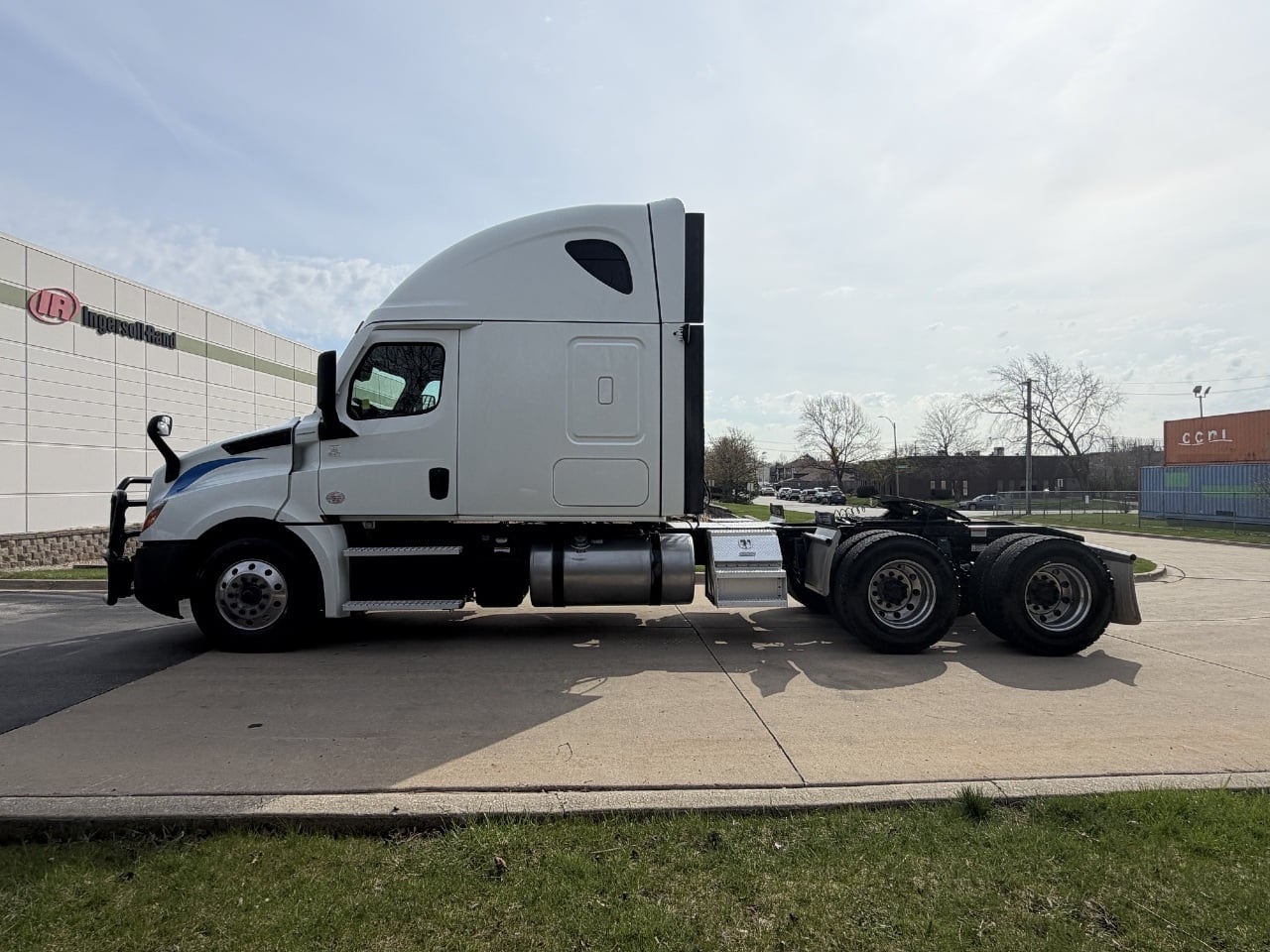 2023 Freightliner Cascadia - image 2