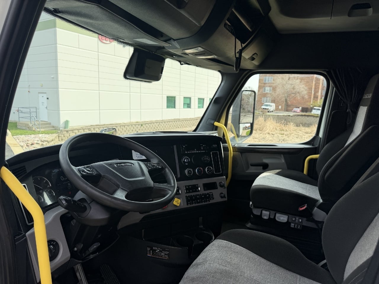 2023 Freightliner Cascadia - image 15