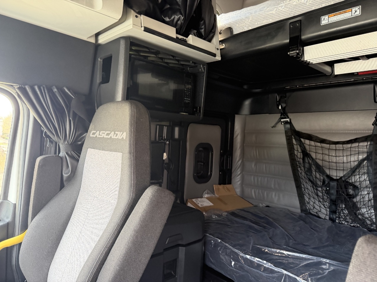 2023 Freightliner Cascadia - image 16