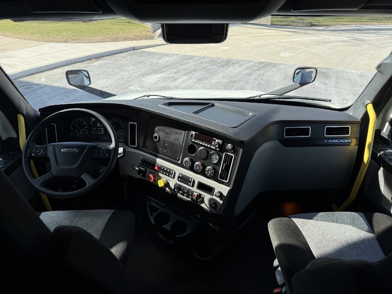 2022 Freightliner Cascadia - image 12