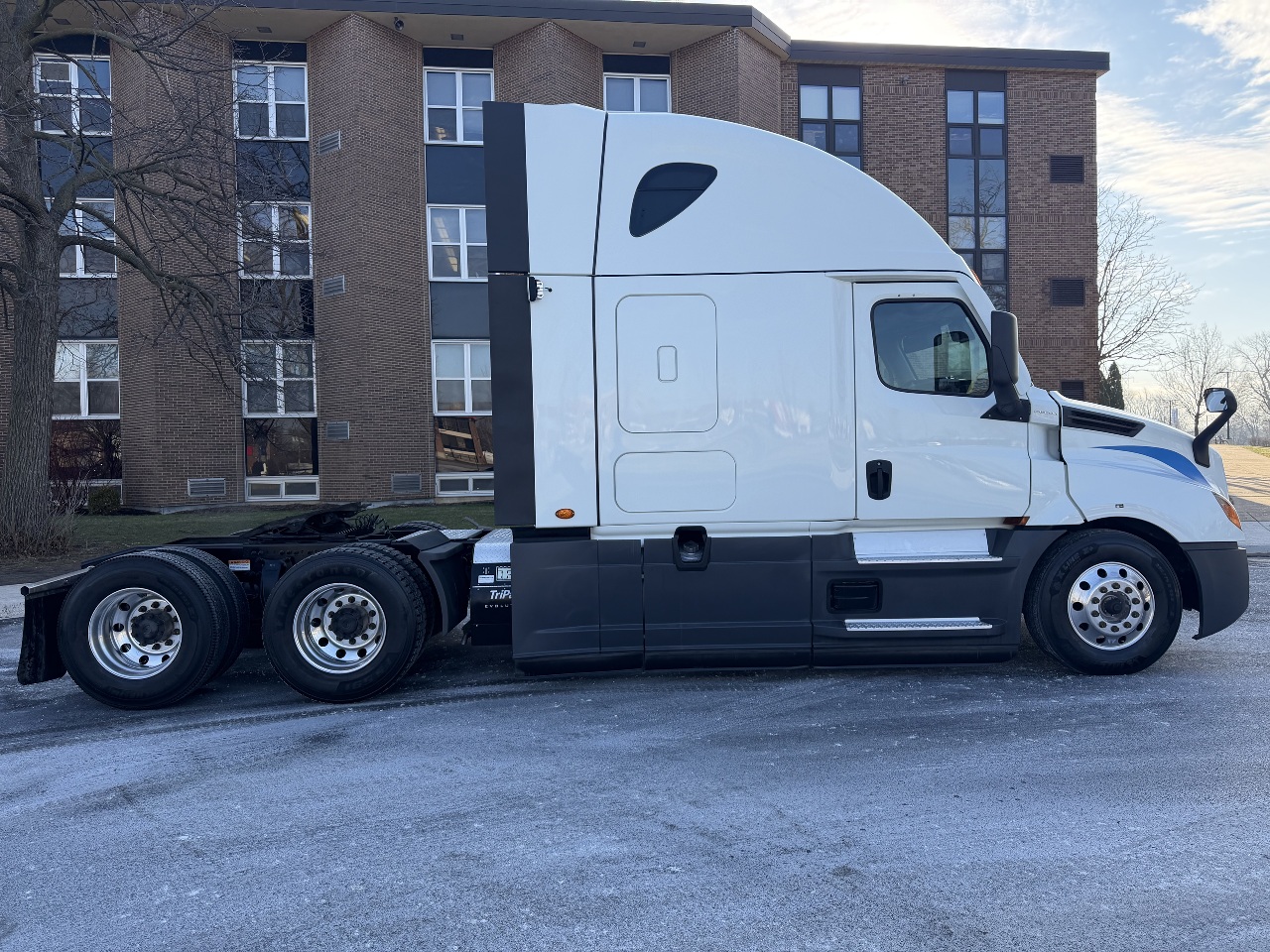 2022 Freightliner Cascadia - image 9