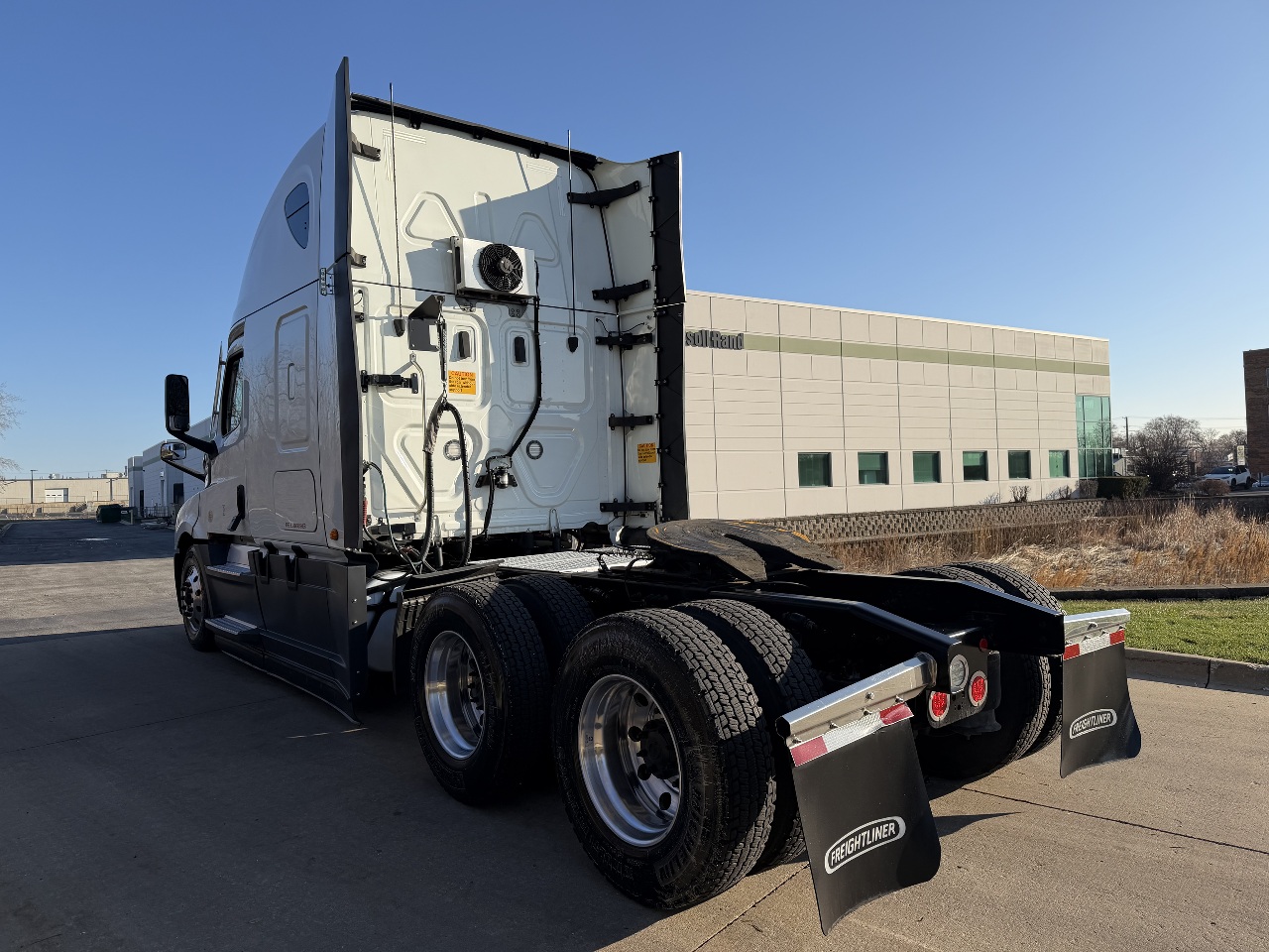 2022 Freightliner Cascadia - image 6