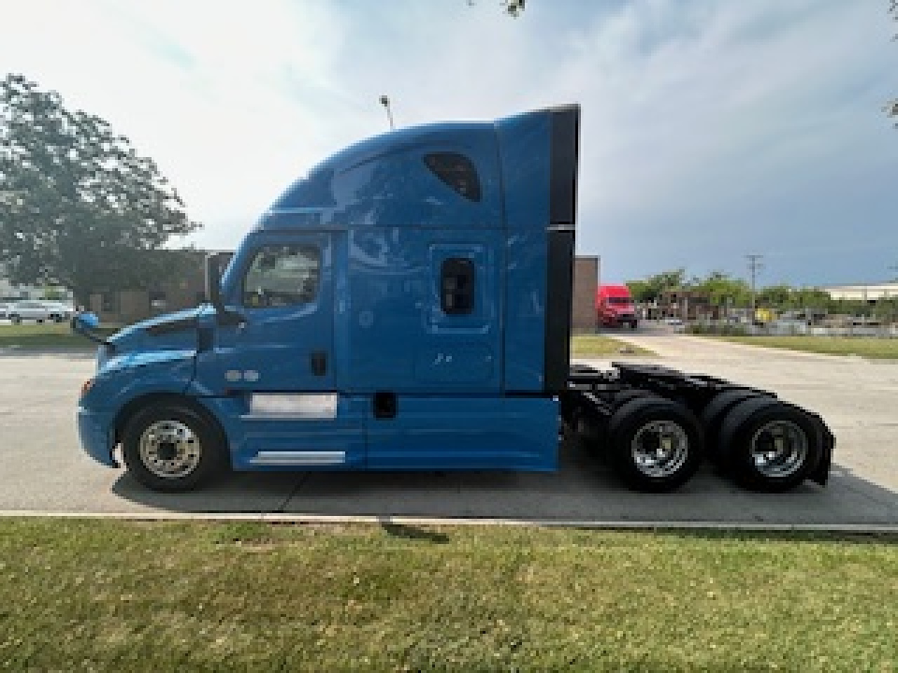 2025 Freightliner Cascadia in York Street Elmhurst, IL — photo 4