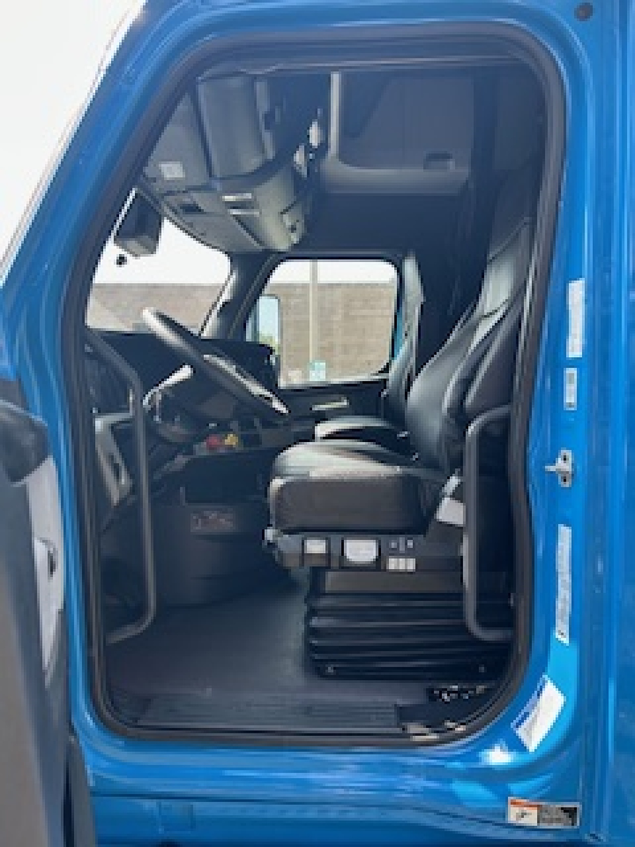 2025 Freightliner Cascadia in York Street Elmhurst, IL — photo 8