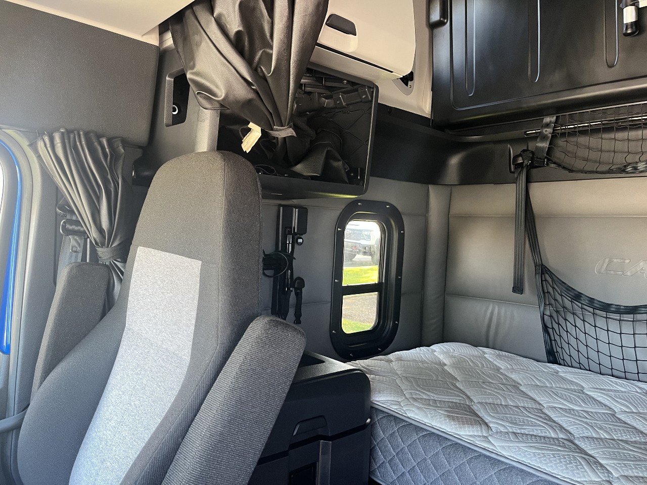 2022 Freightliner Cascadia in York Street Elmhurst, IL — photo 6