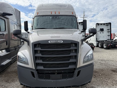  FREIGHTLINER PT126SLP Tandem Axle Sleeper #49764