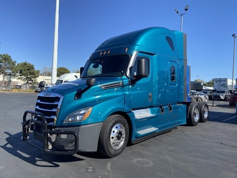 2019 FREIGHTLINER Cascadia CA126 Tandem Axle Sleeper