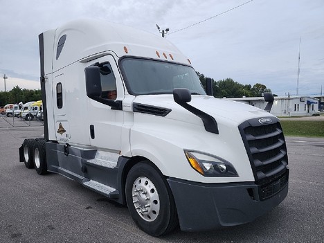 2020 FREIGHTLINER Cascadia CA126 Tandem Axle Sleeper