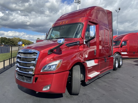 2020 FREIGHTLINER Cascadia CA126 Tandem Axle Sleeper