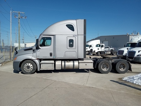 2020 FREIGHTLINER Cascadia CA126 Tandem Axle Sleeper