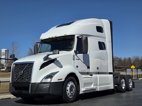 2022 VOLVO VNL64T760 Tandem Axle Sleeper