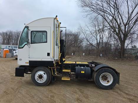 2020 AUTOCAR ACT T42 Yard Jockey - Spotter