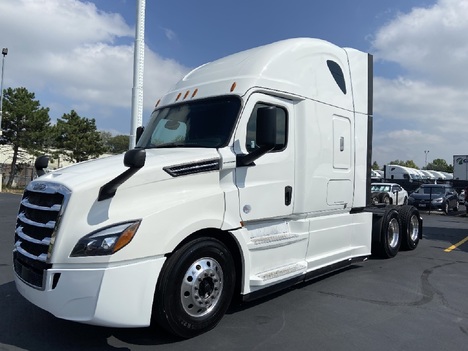 2020 FREIGHTLINER Cascadia CA126 Tandem Axle Sleeper