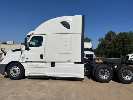 2020 FREIGHTLINER Cascadia CA126 Tandem Axle Sleeper