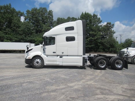 2022 VOLVO VNL64T760 Tandem Axle Sleeper