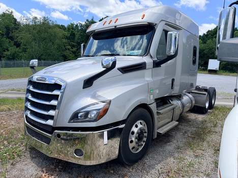 2021 FREIGHTLINER Cascadia CA126 Tandem Axle Sleeper