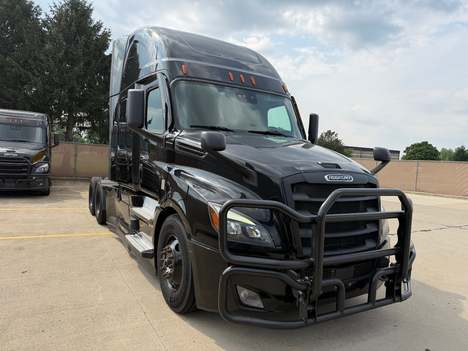2022 FREIGHTLINER Cascadia CA126 Tandem Axle Sleeper