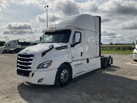 2022 FREIGHTLINER Cascadia CA126 Tandem Axle Sleeper