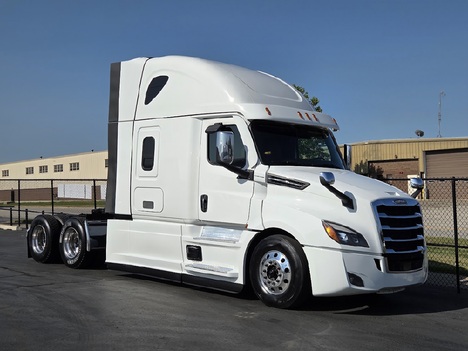 2021 FREIGHTLINER Cascadia CA126 Tandem Axle Sleeper
