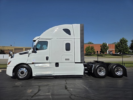 2021 FREIGHTLINER Cascadia CA126 Tandem Axle Sleeper