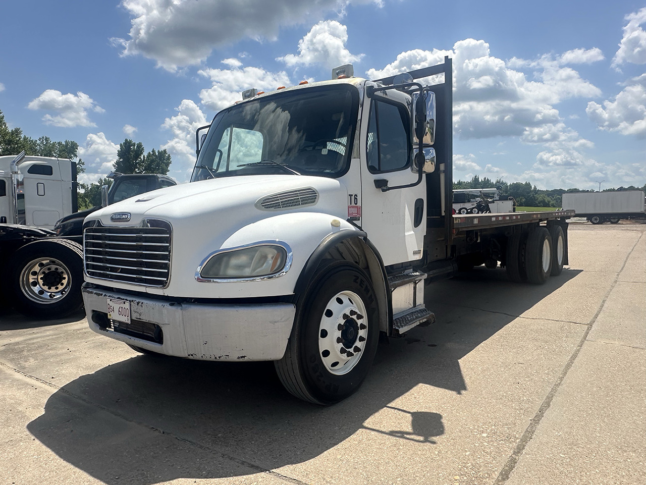 2006 FREIGHTLINER COLUMBIA Flatbed Truck #1 2006 FREIGHTLINER COLUMBIA Flatbed Truck #1