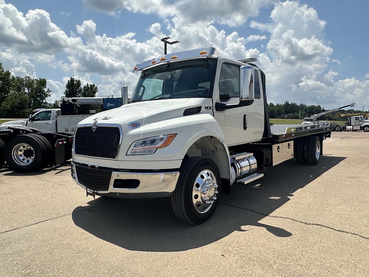 2027 INTERNATIONAL MV 607 Rollback Tow Truck #1 2027 INTERNATIONAL MV 607 Rollback Tow Truck #1